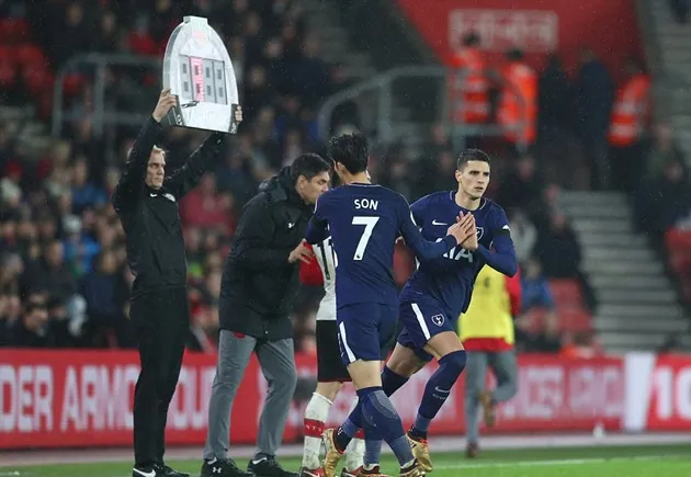 Hàng thủ Tottenham ngơ ngác trước pha đá phản lưới nhà của Davinson Sanchez - Bóng Đá