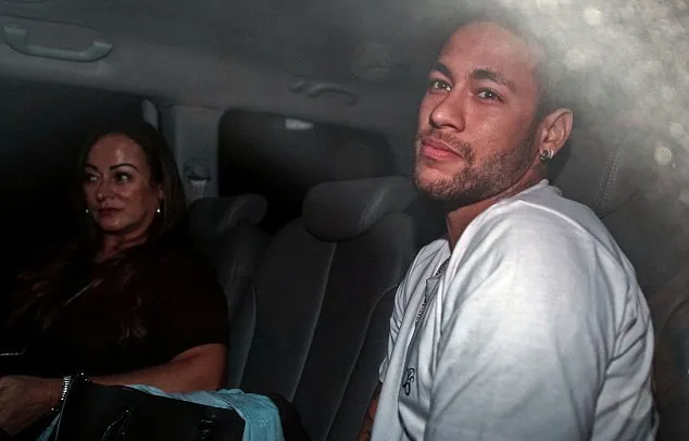 Neymar mặt không biến sắc trên đường đến bệnh viện điều trị - Bóng Đá