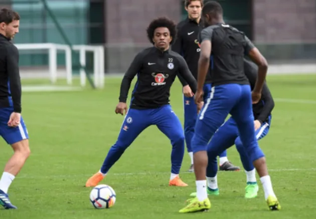 Đếm ngày rời Chelsea, Conte vẫn cháy hết mình trên sân tập - Bóng Đá