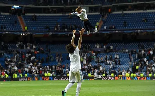 Con Ronaldo ăn mừng chiến thắng theo cách 