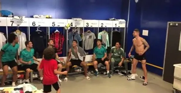 Con trai Marcelo làm điều không tưởng trong phòng thay đồ của Real Madrid - Bóng Đá