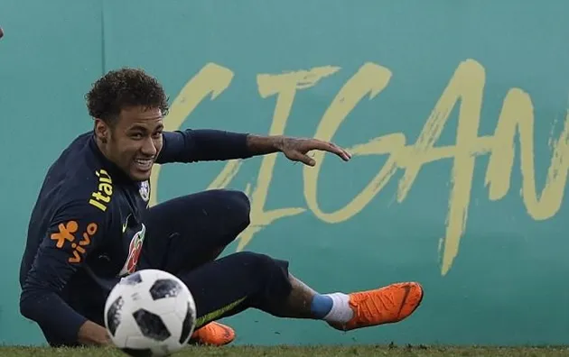 Fan nhí trèo rào, khóc lóc chỉ để xem Neymar đá tập - Bóng Đá