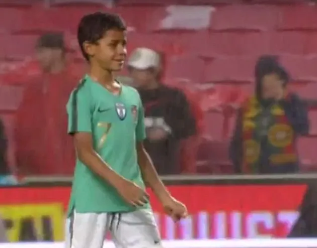 Con trai Ronaldo tái hiện cú volley thần sầu trên sân Da Luz - Bóng Đá