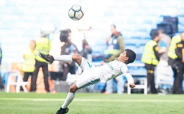 Con trai Ronaldo tái hiện cú volley thần sầu trên sân Da Luz - Bóng Đá