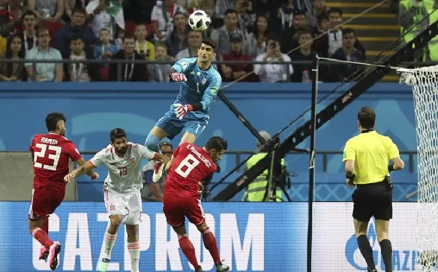 Diego Costa nổi đóa với trọng tài khi Iran câu giờ ngay trong hiệp một - Bóng Đá
