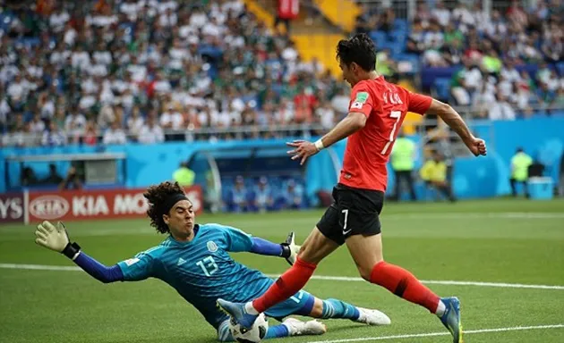 Xoạc bóng không cần nhìn, hậu vệ Hàn Quốc quá non nớt trước 