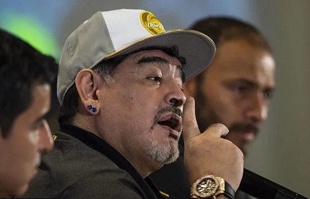Hùng hục nhặt bóng cho học trò, Maradona giờ đã khác - Bóng Đá