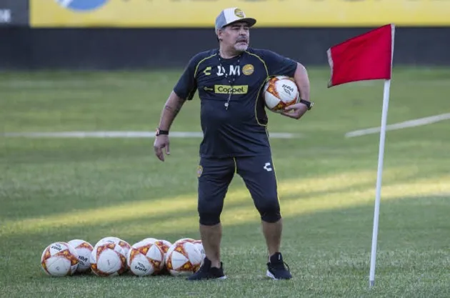 Hùng hục nhặt bóng cho học trò, Maradona giờ đã khác - Bóng Đá