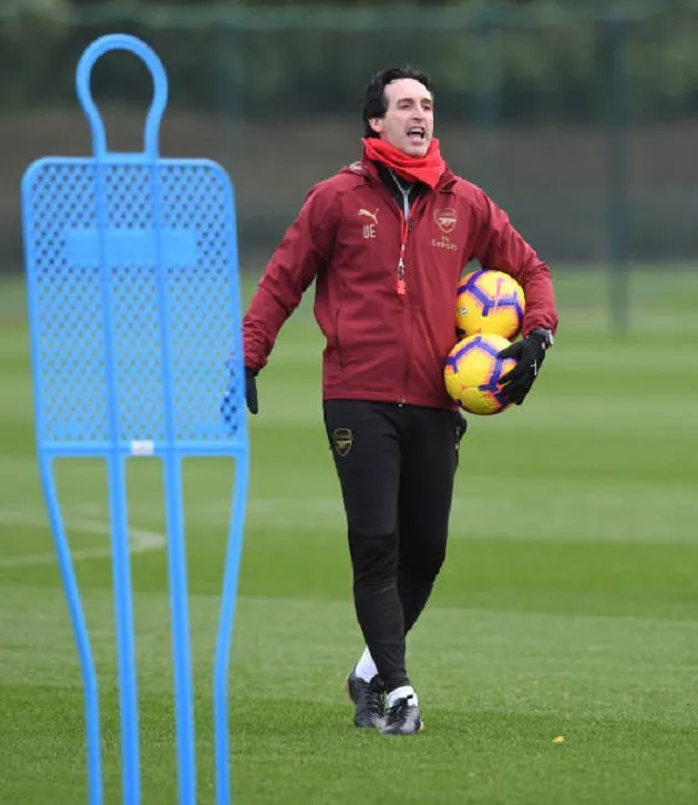 Emery đập tan tin đồn mâu thuẫn với Ozil bằng hành động này trên sân tập - Bóng Đá