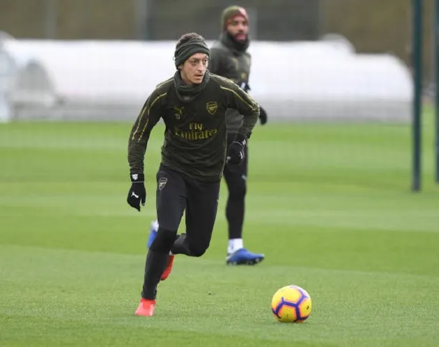 Emery đập tan tin đồn mâu thuẫn với Ozil bằng hành động này trên sân tập - Bóng Đá