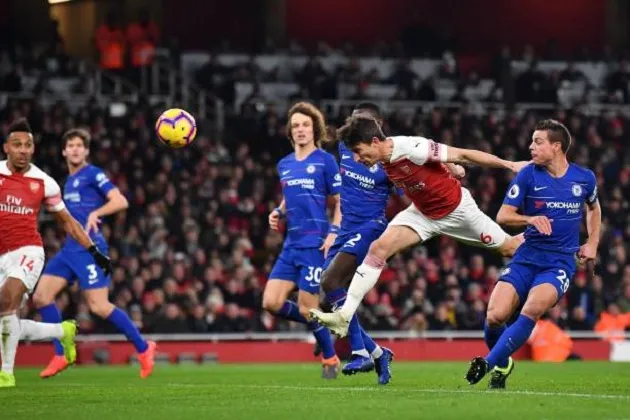 Bellerin bị cáng ra sân và đây là cầu thủ bất ngờ đến an ủi - Bóng Đá