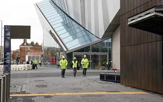 Công nhân làm hết công suất cho Tottenham - Bóng Đá