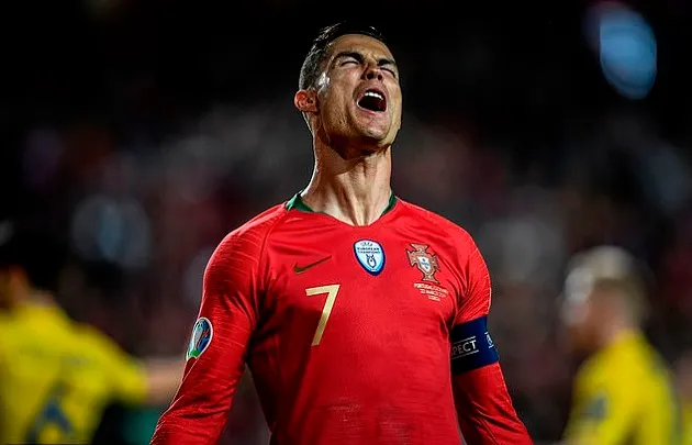 Thi đấu thất vọng, Ronaldo tìm đến người không ngờ để phàn nàn - Bóng Đá