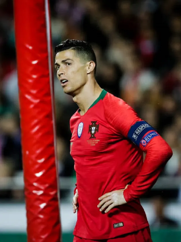 Thi đấu thất vọng, Ronaldo tìm đến người không ngờ để phàn nàn - Bóng Đá
