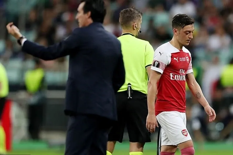 Ozil rời London đến Thổ Nhĩ Kỳ làm chuyện 