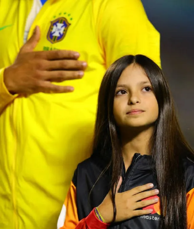 Không phải Coutinho, cô bé mascot này mới là tâm điểm của trận khai mạc Copa - Bóng Đá