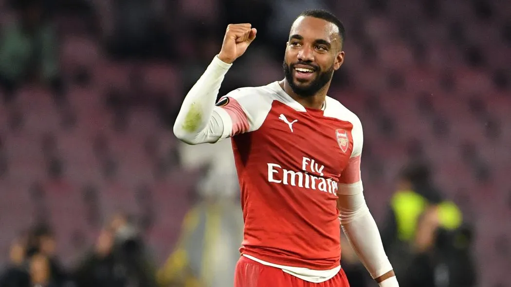 Lacazette hờ hững bấm điện thoại bên cạnh người đẹp ngực khủng - Bóng Đá