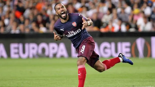 Lacazette hờ hững bấm điện thoại bên cạnh người đẹp ngực khủng - Bóng Đá