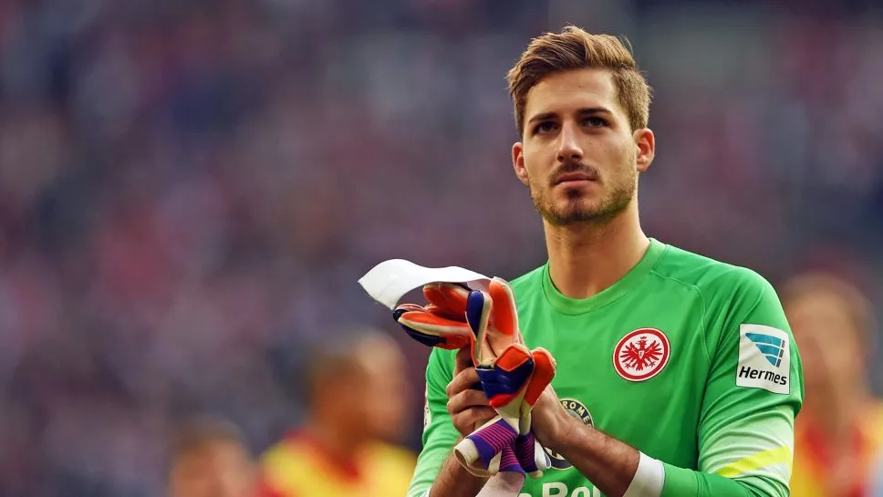 Kevin Trapp trao nụ hôn thắm thiết với người đẹp 