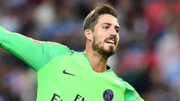 Kevin Trapp trao nụ hôn thắm thiết với người đẹp 