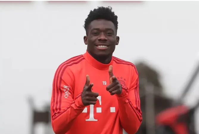 Alphonso Davies was fined €20k by Niko Kovač after being four hours late to practice - Bóng Đá