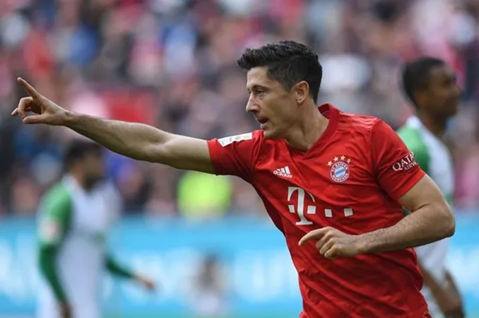 Nhả đạn ầm ầm, Lewandowski cân bằng siêu thành tích của 