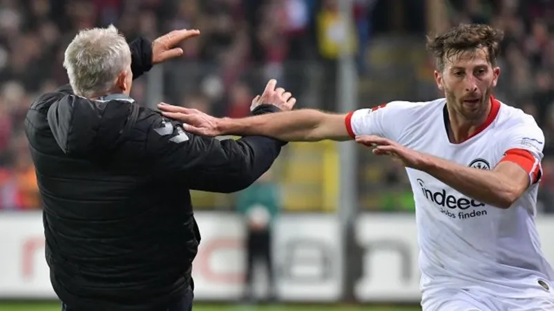SỐC! Bundesliga dậy sống, cầu thủ đẩy ngã HLV, nhận thẻ đỏ rời sân - Bóng Đá