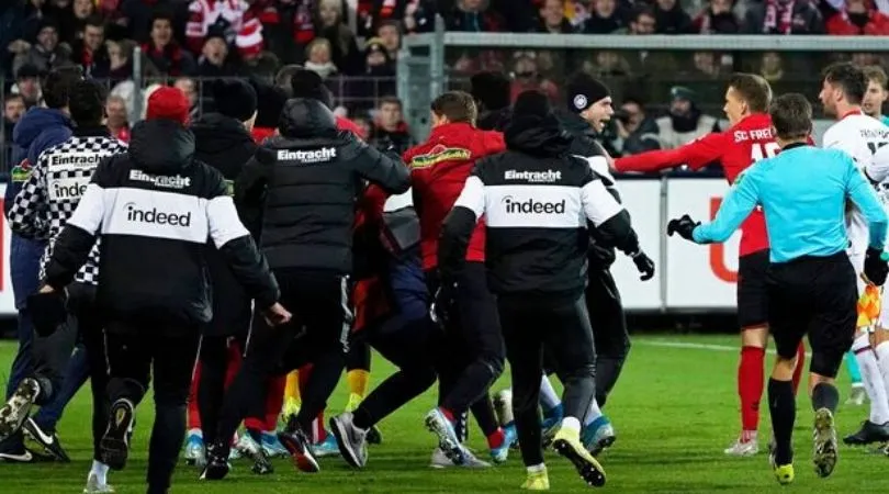 SỐC! Bundesliga dậy sống, cầu thủ đẩy ngã HLV, nhận thẻ đỏ rời sân - Bóng Đá