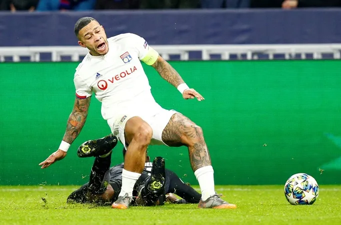 Lyon’s Memphis Depay already training just 16 days after knee surgery - Bóng Đá