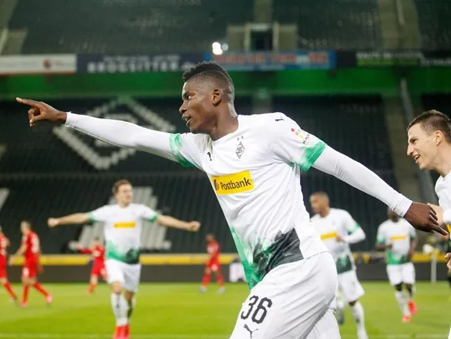 Embolo ăn mừng hài hước ở trận đấu Gladbach vs Cologne - Bóng Đá