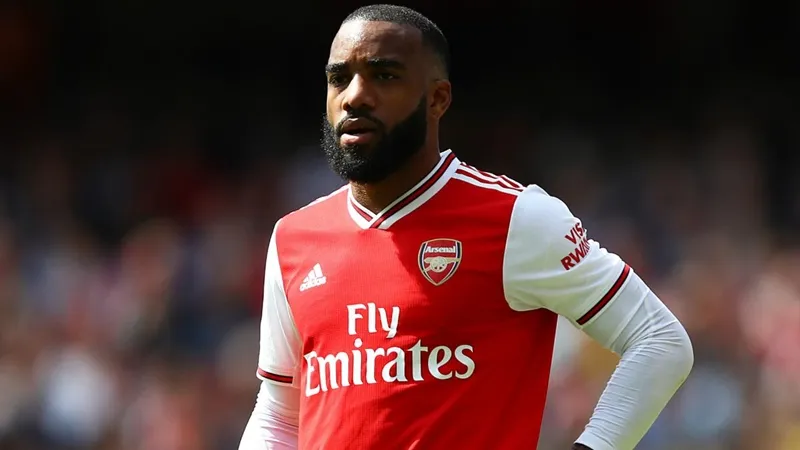 Arsenal set to sell Aubameyang and Lacazette as Arteta closes in on £25m striker - Bóng Đá