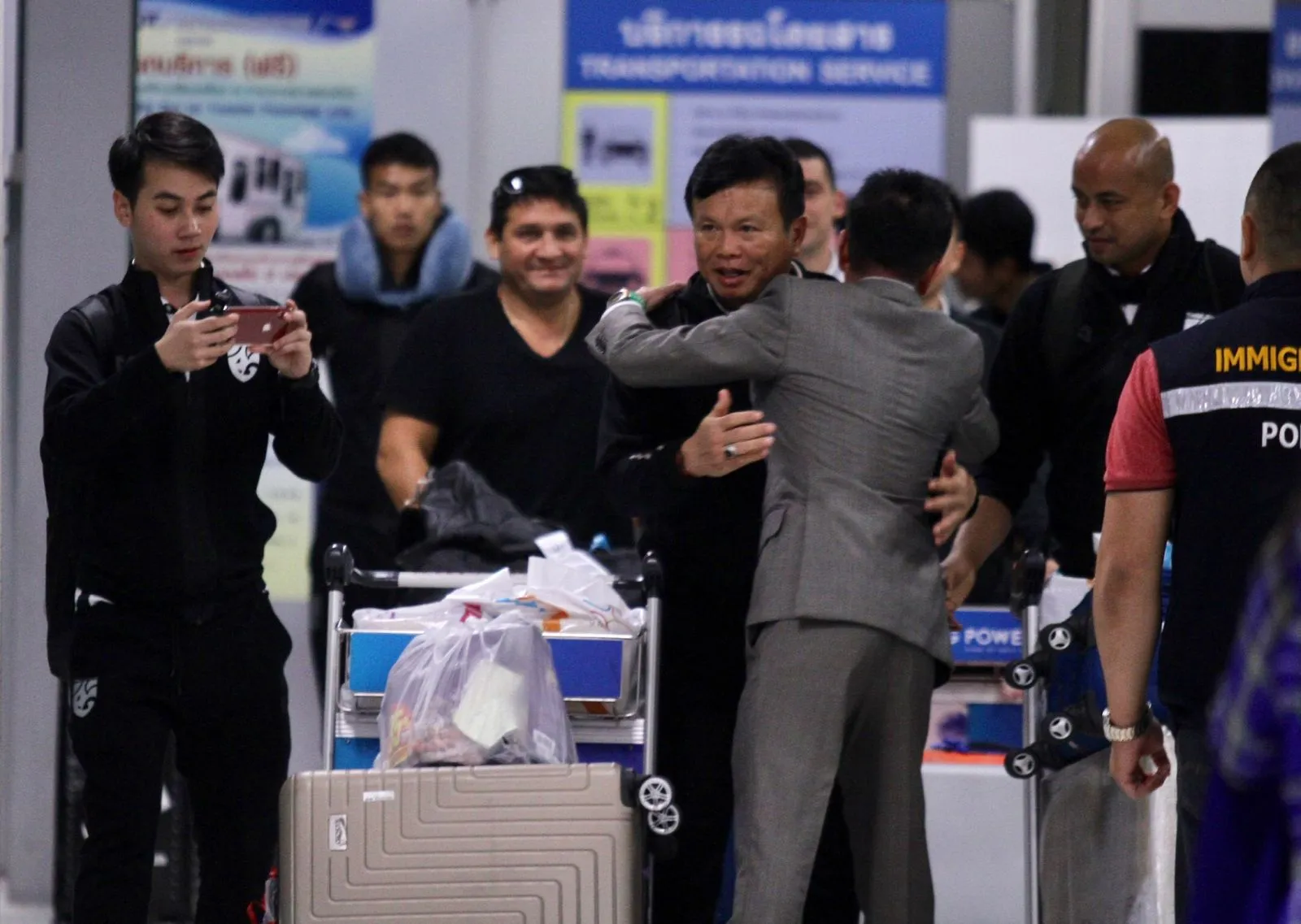 Thua ngược Trung Quốc, ĐT Thái Lan được chào đón như người hùng ở quê nhà - Bóng Đá