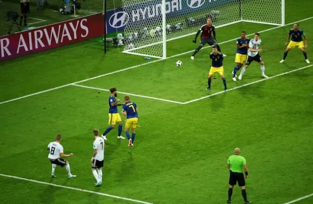 Toni Kroos đi vào lịch sử ĐT Đức với pha ghi bàn vào lưới Thuỵ Điển - Bóng Đá