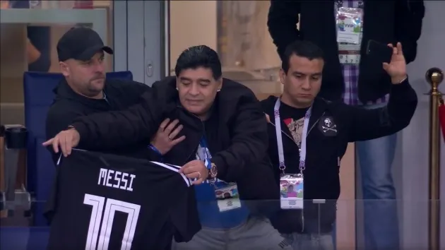 Maradona hôn thắm thiết áo Messi trên khán đài - Bóng Đá