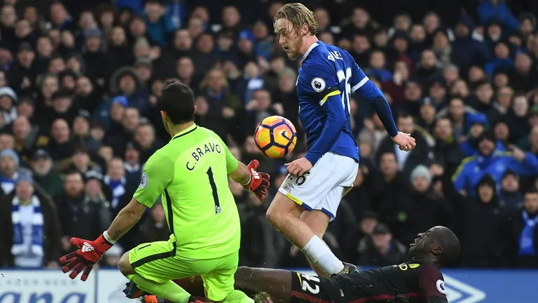 CHÍNH THỨC: Everton ký hợp đồng với người từng hạ sát Man City - Bóng Đá