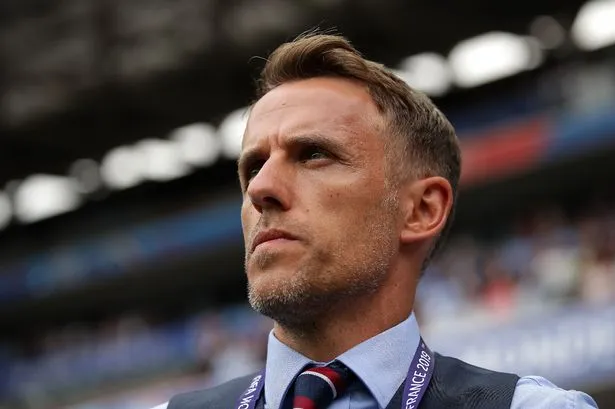Neville says pressure is building on Lampard - Bóng Đá