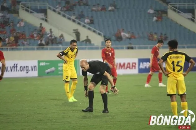 Hài hước: Trọng tài trận U23 Việt Nam nằm sân, phải nhờ sự chăm sóc của nhân viên y tế - Bóng Đá