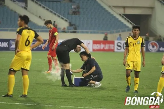 Hài hước: Trọng tài trận U23 Việt Nam nằm sân, phải nhờ sự chăm sóc của nhân viên y tế - Bóng Đá