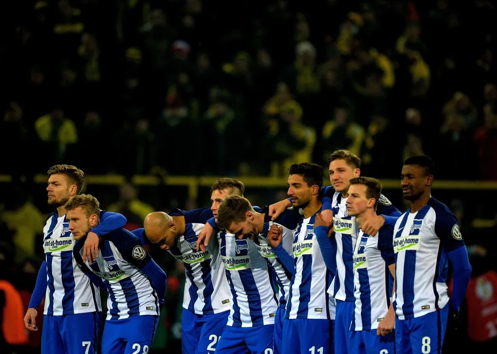 Chùm ảnh: Dortmund thắng kịch tính Hertha Berlin trên chấm 11m - Bóng Đá
