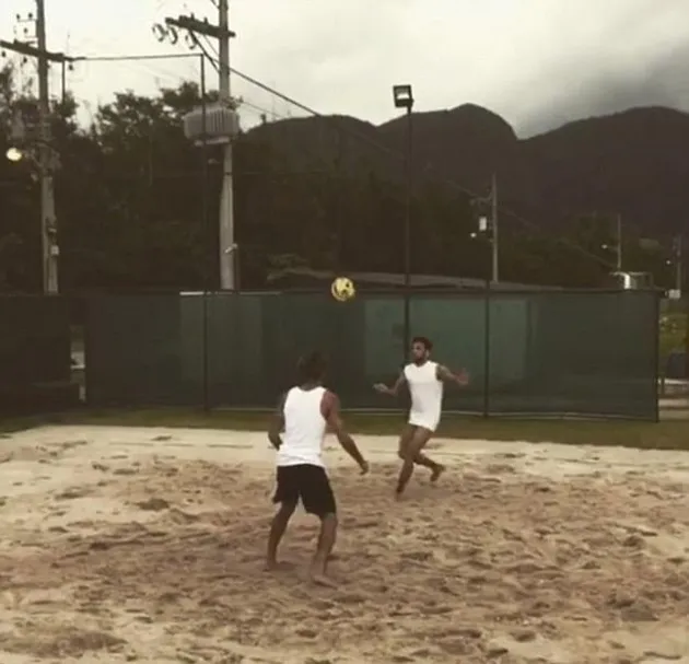 Neymar và Alves 'song kiếm hợp bích' trên sân bóng chuyền bãi biển - Bóng Đá