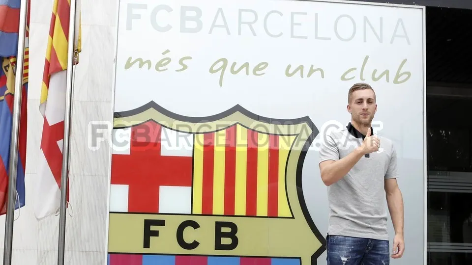 Deulofeu tươi rói trong ngày trở lại Barcelona - Bóng Đá