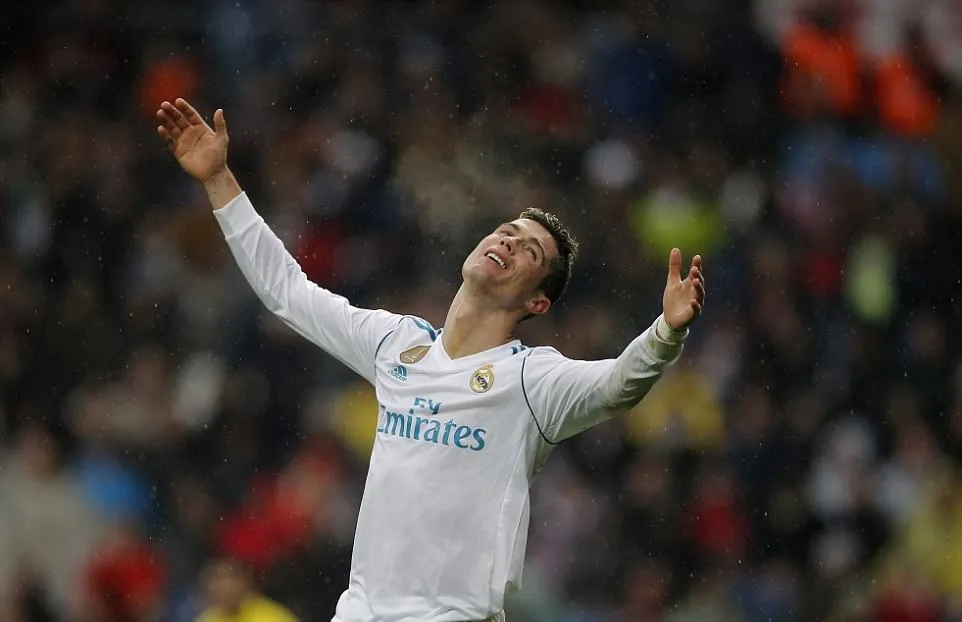 Sút mãi không vào, Ronaldo 'mếu máo' dưới màn mưa - Bóng Đá