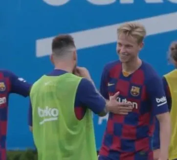 Frenkie de Jong hớn hở trong lần đầu chạm mặt Messi - Bóng Đá