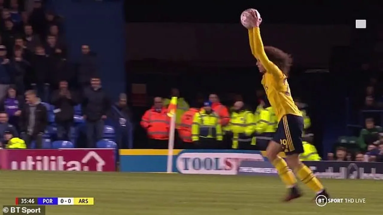 Mike Dean books Matteo Guendouzi for sarcastically putting the ball on the floor - Bóng Đá