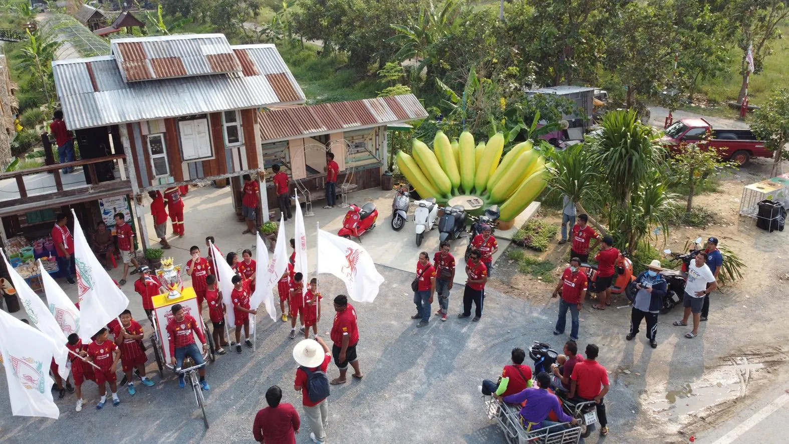 Liverpool Fan Holds Title Parade After Getting Bored Waiting For The Premier League To Restart - Bóng Đá