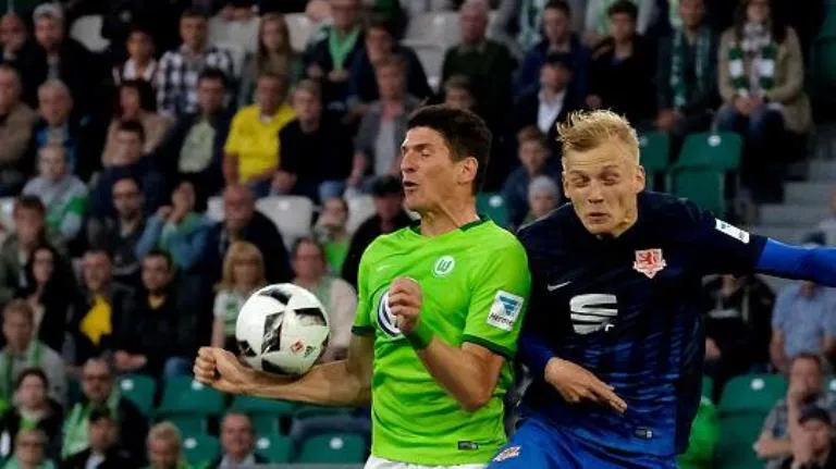 Lượt đi play-off trụ hạng: Mario Gomez giúp Wolfsburg đánh bại Braunschweig - Bóng Đá