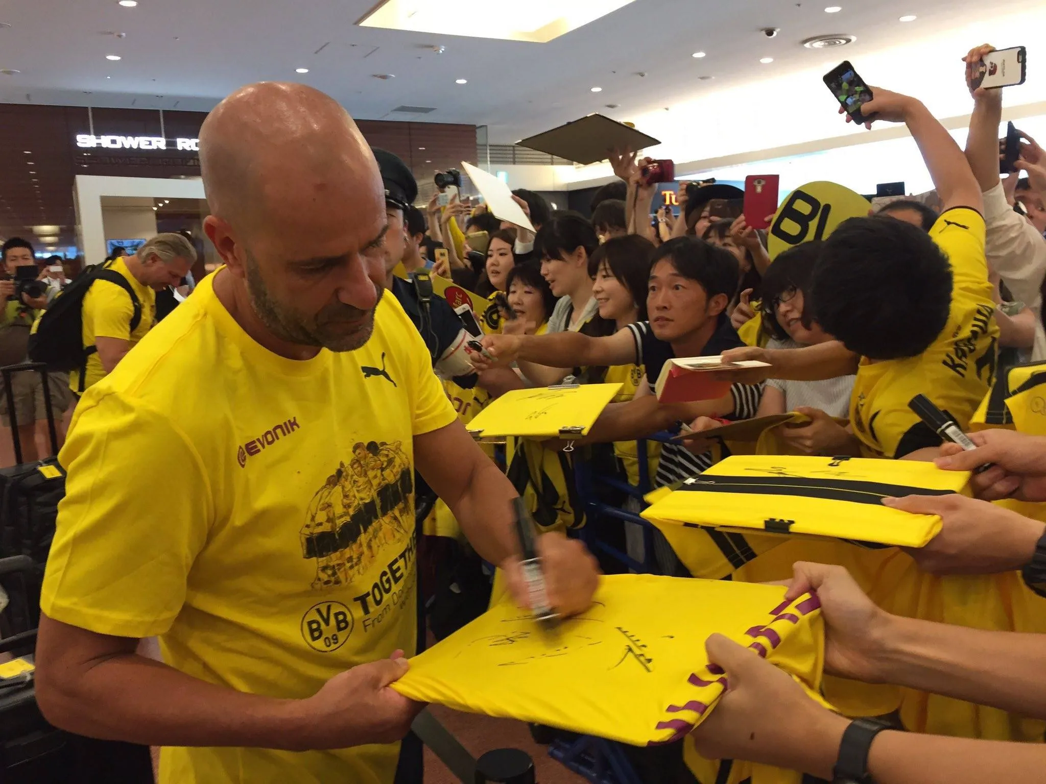Biển người chào đón đội bóng Vàng-đen ở Nhật Bản - Bóng Đá