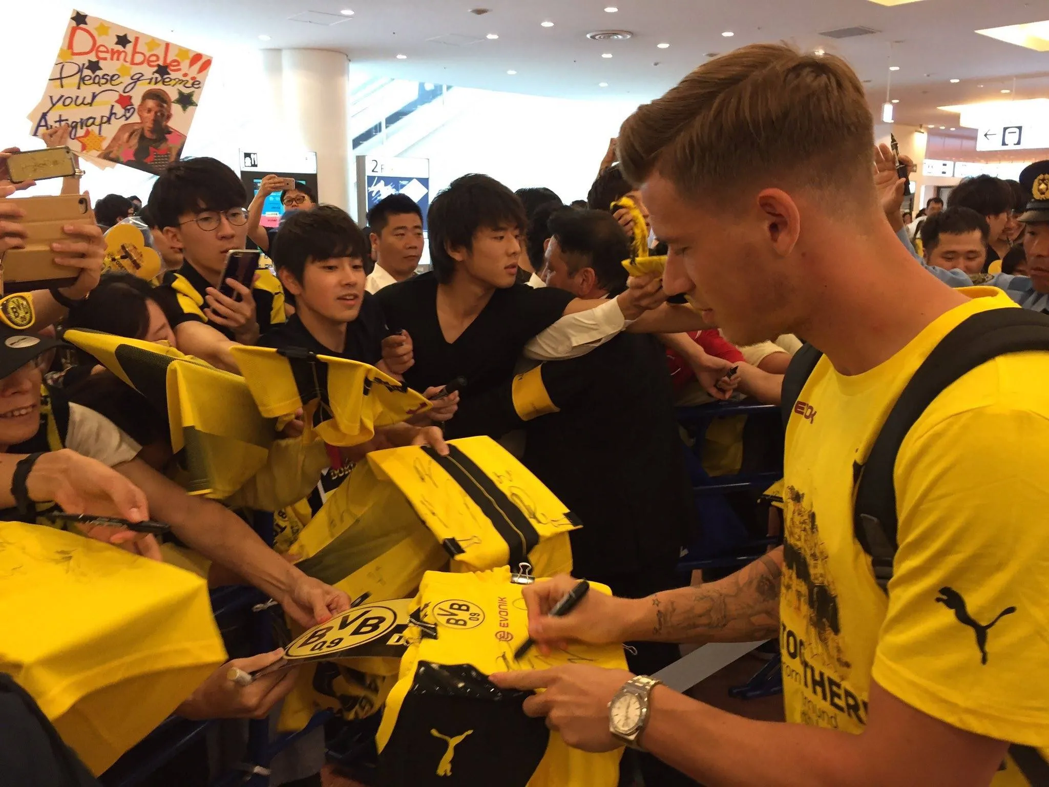 Biển người chào đón đội bóng Vàng-đen ở Nhật Bản - Bóng Đá