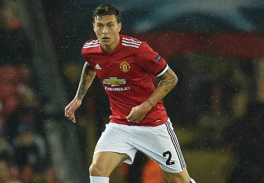 Neville chỉ cho Mourinho cách sử dụng Lindelof - Bóng Đá