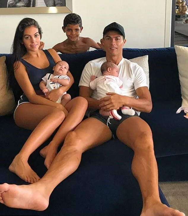 Ronaldo và con trai hân hoan chào đón 'công chúa 'Alana Martina vừa chào đời - Bóng Đá